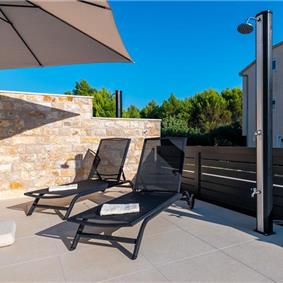 4 Bedroom Villa with Pool near Vodice town, Sibenik Riviera, sleeps 8